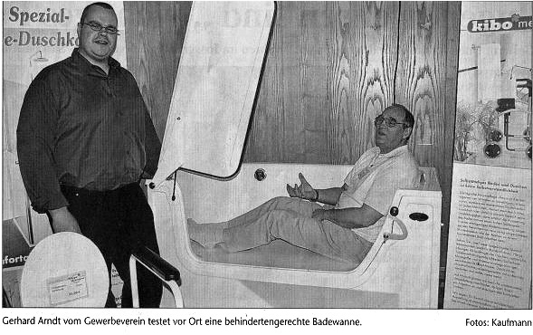 Gerhard Arndt teste eine behindertengerechte Badewanne